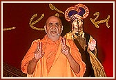 Swamishri proclaims the traditional jholi declaration, 'Narayan Hare, Satchidanand Prabho ...'