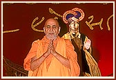 Swamishri proclaims the traditional jholi declaration, 'Narayan Hare, Satchidanand Prabho ...'