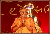 Swamishri proclaims the traditional jholi declaration, 'Narayan Hare, Satchidanand Prabho ...'
