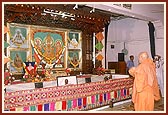 Swamishri during darshan of Thakorji on his arrival to Swaminarayan Mandir, Bhavnagar