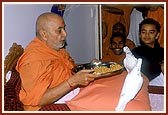 Swamishri feeds and blesses a pair of pet pigeons&nbsp;&nbsp;