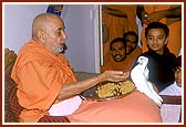 Swamishri feeds and blesses a pair of pet pigeons&nbsp;&nbsp;