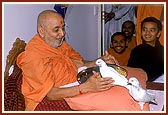 Swamishri feeds and blesses a pair of pet pigeons&nbsp;&nbsp;