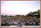 Devotees gathered for the Jholi Utsav at Akshar Vadi