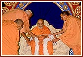 Swamishri is honored with a giant garland