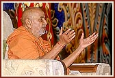 Swamishri blesses the Jholi assembly