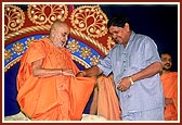 Devotees line up to fill Swamishri's jholi
