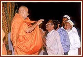 Devotees line up to fill Swamishri's jholi&nbsp;&nbsp;