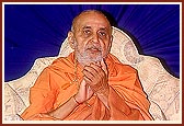 Swamishri blesses the Jholi assembly