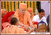 Swamishri performs the shilanyas ceremony rituals 