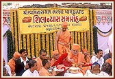 Swamishri performs the shilanyas ceremony rituals 