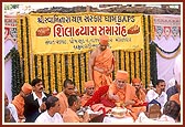 Swamishri performs the shilanyas ceremony rituals 