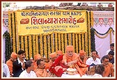 Swamishri performing the shilanyas ceremony rituals