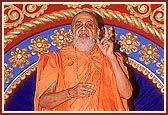 Swamishri carrying jholis on his shoulders proclaims the traditional call, 'Narayan Hare, Satchidanand Prabho ...'