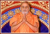 Swamishri carrying jholis on his shoulders proclaims the traditional call, 'Narayan Hare, Satchidanand Prabho ...'
