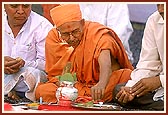 Pujya Tyagvallabh Swami participating in the shilanyas ceremony