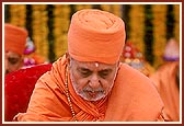 Swamishri performs the shilanyas ceremony rituals