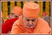 Swamishri performs the shilanyas ceremony rituals