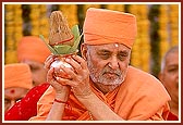 Swamishri performs the shilanyas ceremony rituals