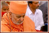 Swamishri performs the shilanyas ceremony rituals