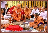 &nbsp;&nbsp;Swamishri performs the shilanyas ceremony rituals