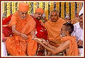   Swamishri performs the shilanyas ceremony rituals