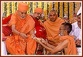 &nbsp;&nbsp;Swamishri performs the shilanyas ceremony rituals