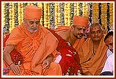 Swamishri performs the shilanyas ceremony rituals