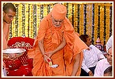 Swamishri performs the shilanyas ceremony rituals