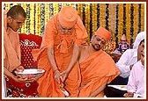Swamishri performs the shilanyas ceremony rituals