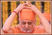 Swamishri performs the shilanyas ceremony rituals