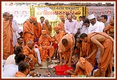 Swamishri looks on at the conclusion of the shilanyas ceremony