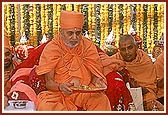 Swamishri performs shilanyas arti