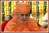 Swamishri performs shilanyas arti