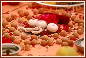 Shri Harikrishna Maharaj at the center of the mahapuja platform during the rituals