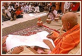 Swamishri writes blessings on the plans for the new sanskardham in Bhavnagar