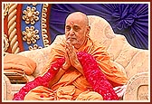 Swamishri honored with a garland