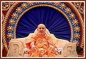 Swamishri blesses the shilanyas assembly