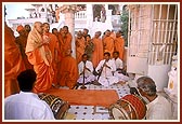 Swamishri engrossed in darshan