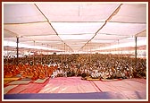 Devotees seated for darshan of Swamishri's morning puja