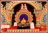 Swamishri performs puja in the Swaminarayan Nagar assembly hall