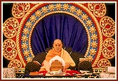 Swamishri tells the rosary during his puja