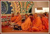 Sadhus sing devotional songs during Swamishri's morning puja