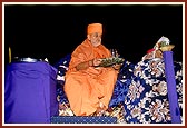 Swamishri waves arti of Shri Harikrishna Maharaj