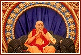 Swamishri is honored with a garland