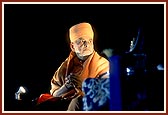 Swamishri observes as more divas are placed into the river