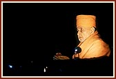 Swamishri offers pushpanjali to Shri Harikrishna Maharaj and river Ghela