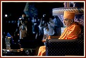 Swamishri performs arti of Shri Harikrishna Maharaj