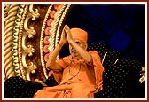 In conclusion to the Swaminarayan Mahamantra Bicentenary Celebration Swamishri bids 'Jai Swaminarayan'