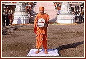 Swamishri with Shri Harikrishna Maharaj